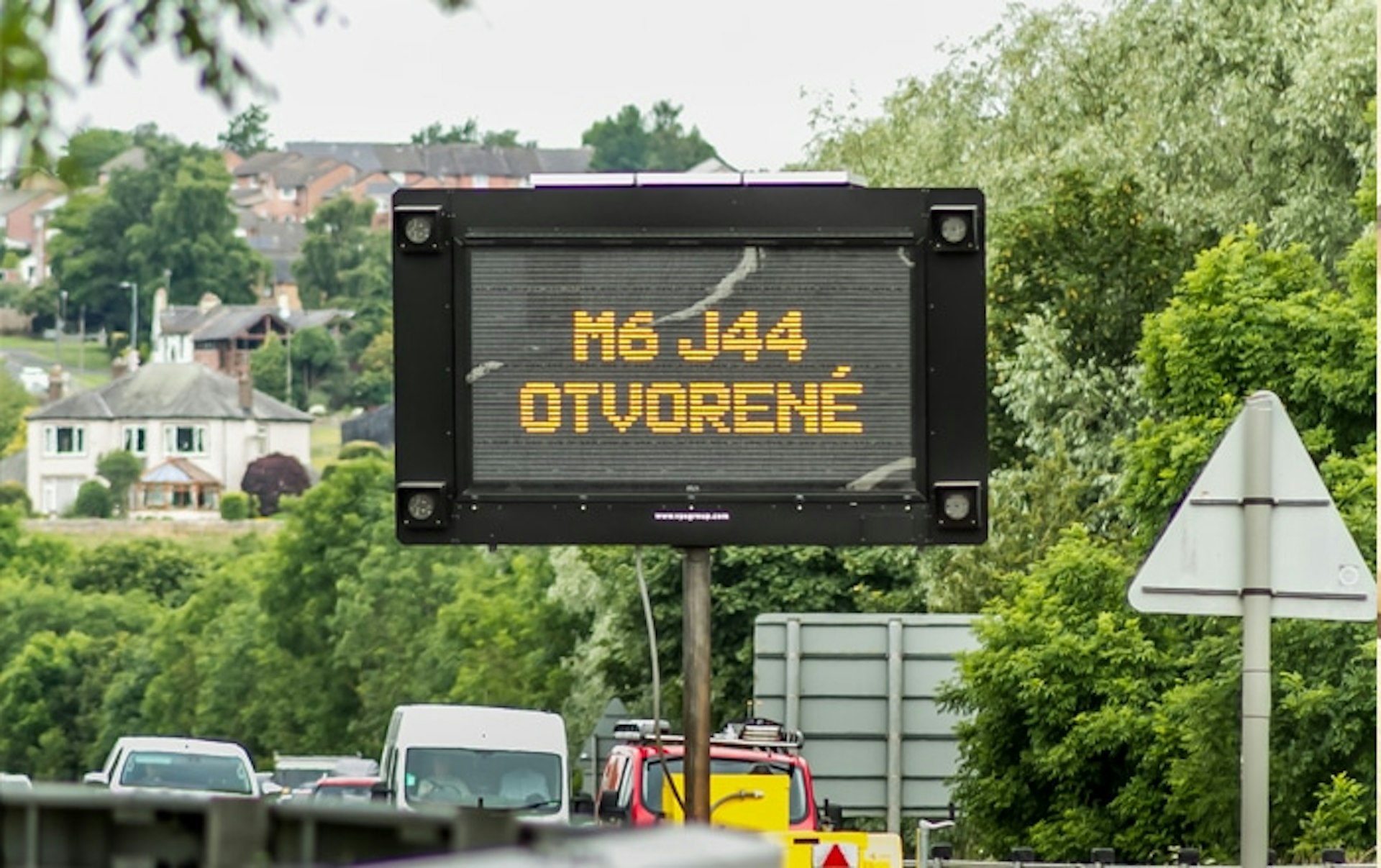 UK's First Multilingual Electronic Road Signs Target Foreign Truck Drivers And Helps Keep Our Roads Open.